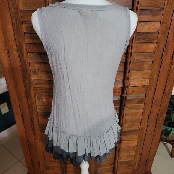 Alter'd State sleeveless Blouse grey blue ruffle bottom high low size medium - Picture 2 of 6